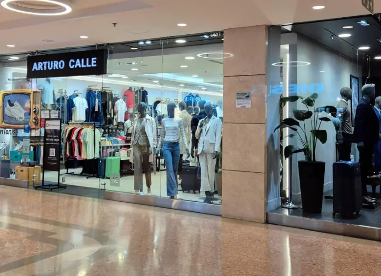 La empresa Arturo Calle advirtió sobre un fraude masivo y sofisticado que utilizó inteligencia artificial (deepfakes) para suplantar la imagen y voz de su fundador. FOTO cortesía Arturo Calle