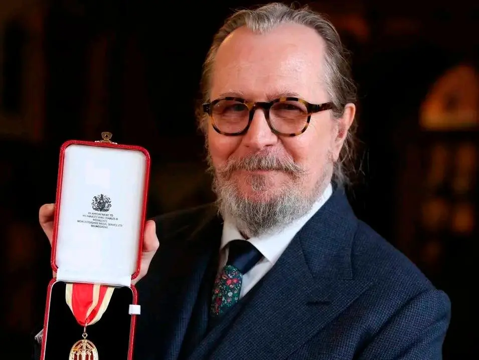Gary Oldman recibió una medalla en su nombramiento como caballero. FOTO: Tomada de The Royal Family