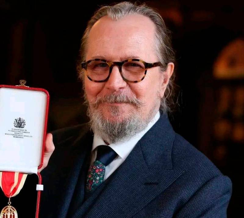 Gary Oldman recibió una medalla en su nombramiento como caballero. FOTO: Tomada de The Royal Family