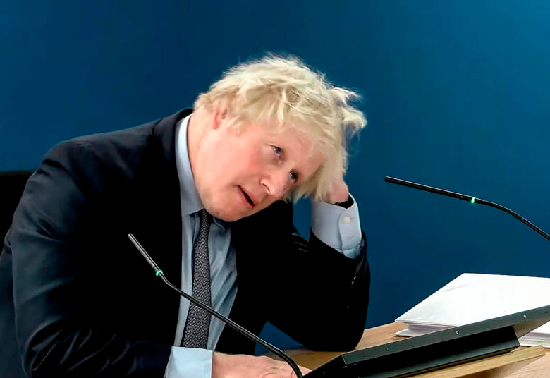 Boris Johnson pidió perdón a víctimas de covid en Inglaterra y recibió dura respuesta