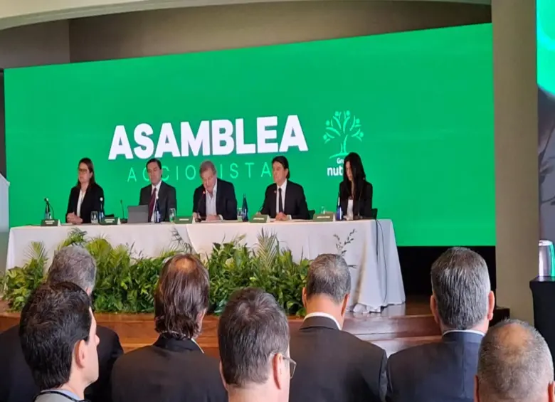 Jaime Gilinski (en el centro), presidente y principal accionista de Nutresa, encabezó la asamblea de accionistas. FOTO Ferney Arias