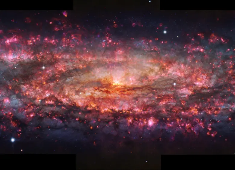 La imagen, considerada la más detallada jamás tomada de la galaxia Sculptor, asombra a la comunidad científica por la precisión con la que expone el polvo, el gas y las estructuras internas de este sistema galáctico. FOTO cortesía ESO