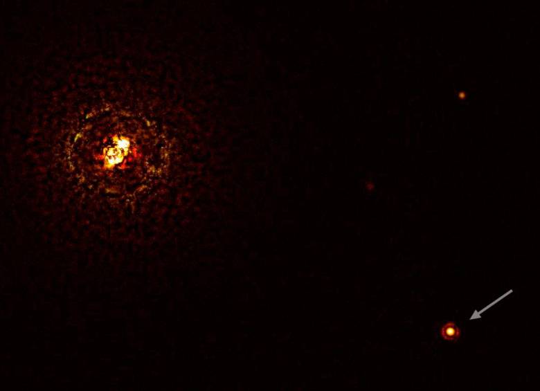 La flecha indica el b Centauri b (planeta gigante), descubierto orbitando alrededor de la estrella doble b Centauri. Foto: ESO-Sinc