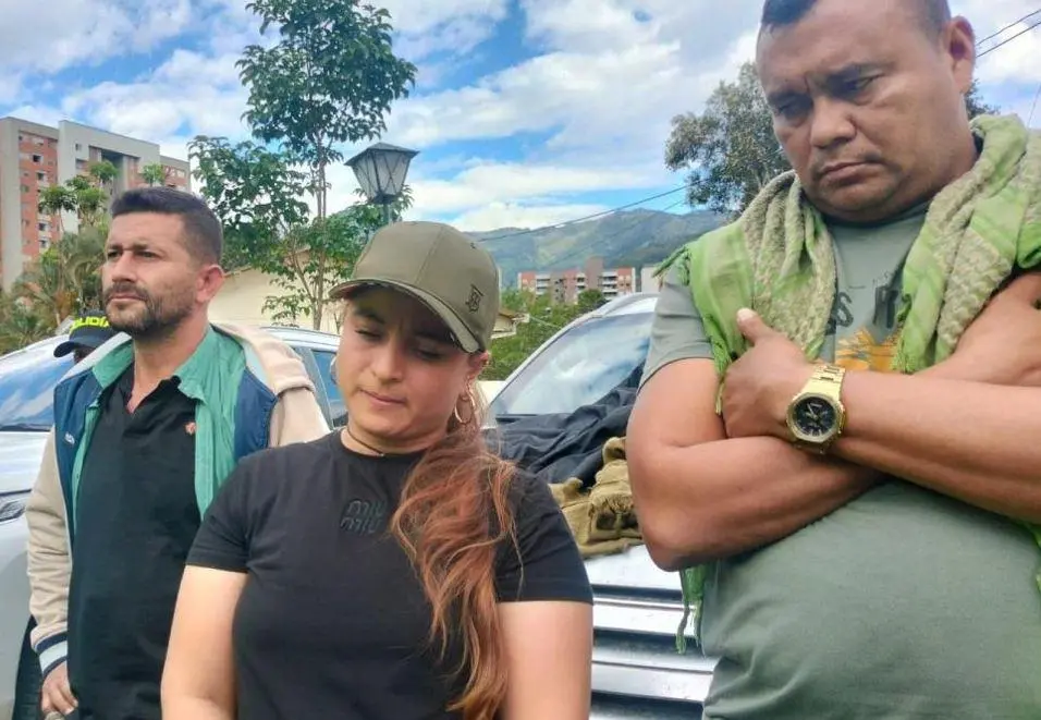 El 23 de julio de 2024, en instalaciones militares de Bello, fueron reseñados alias Calarcá y alias Erika, su pareja, tras ser capturados junto a cinco disidentes más en una caravana con vehículos de protección de la UNP en Anorí, Antioquia. FOTO <b>Captura de video</b>