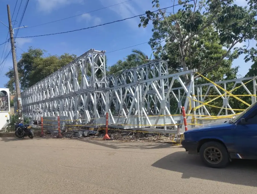 El puente ya está casi armado en uno de los costados de la vía, pero sigue sin ser instalado sobre el río. FOTO: Cortesía.