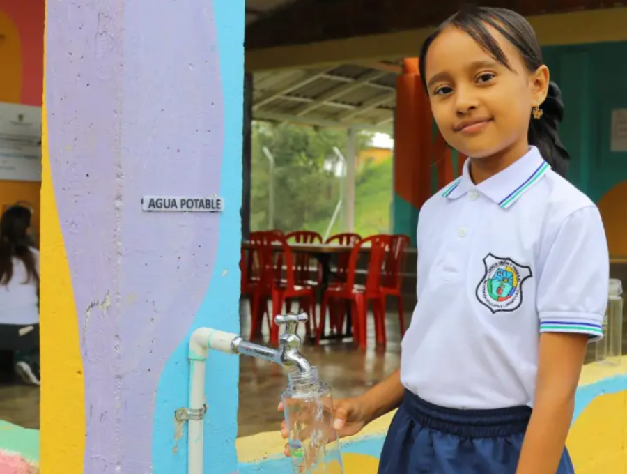 Imagen ilustrativa de estudiante de colegio con agua potable. Foto: cortesía.