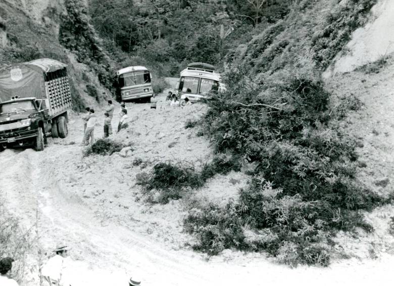 Así se veía la carretera al mar en la década de los 70. Este camino estrecho fue paso de carga y viajeros. FOTO 1979 El Colombiano