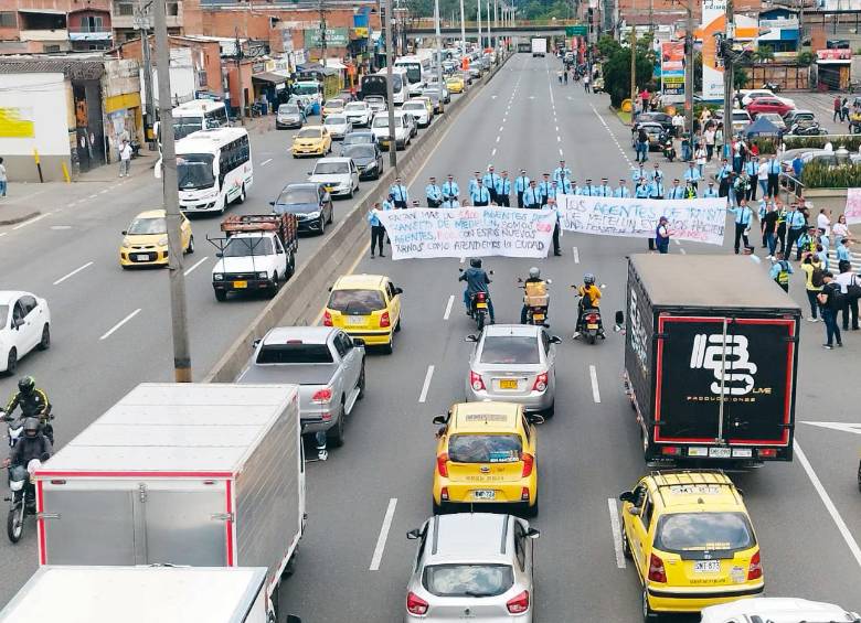 Los agentes de la Secretaría de Movilidad de Medellín realizaron una manifestación en la autopista Norte en contra de los cambios de horario que les pretenden implementar. FOTO: Cortesía
