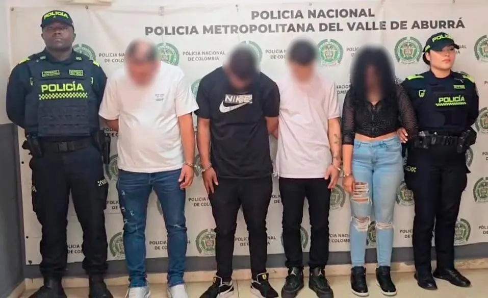 Los cuatro mayores de edad capturados, entre ellos una mujer, serán llevados ante un juez de garantías. FOTO POLICÍA