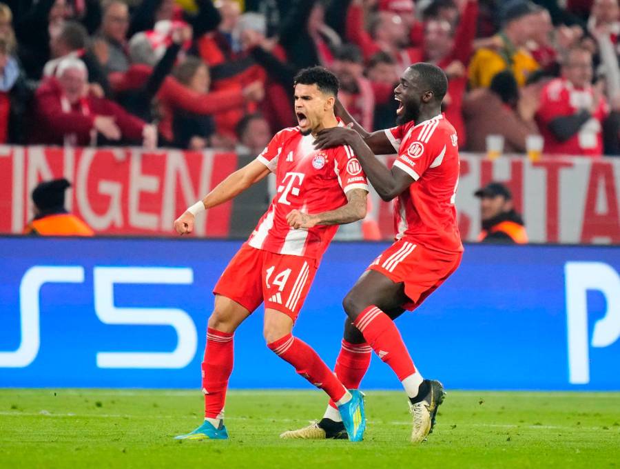 Luis Díaz celebra junto a Dayot Upamecano el gol que le dio la tranquilidad al Bayern Múnich ante el Real Madrid en los cuartos de final de la Champions League, en el Allianz Arena. FOTO<b> GETTY</b>