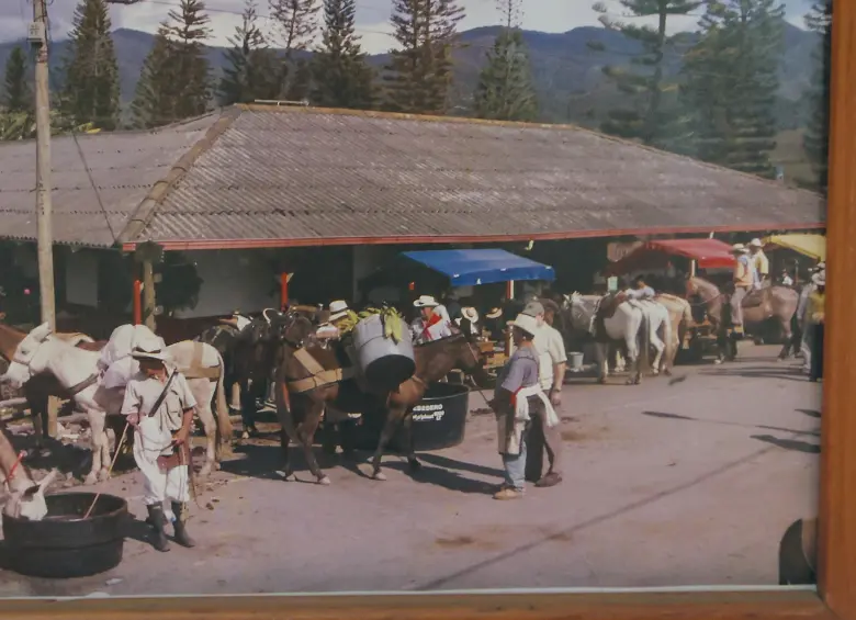 Acá una imagen antigua de la fonda, con todo y los clientes que llegaban en mulas. FOTO: MANUEL SALDARRIAGA 