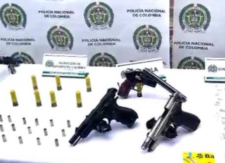 Armas de fuego de los sujetos. FOTO: Pantallazo video Policía Antioquia