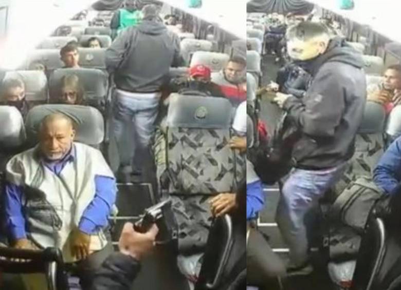 Momento en el que los ladrones entran al bus para robar a los pasajeros. FOTO: Pantallazo video Twitter 