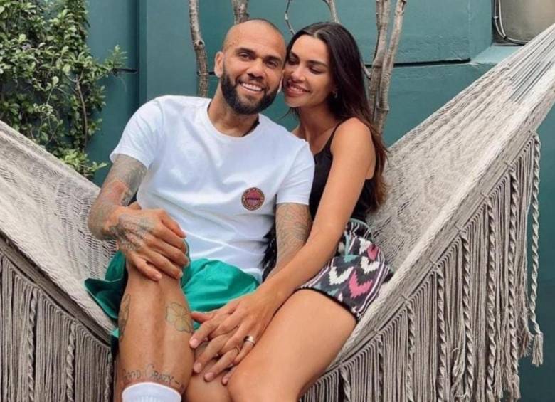La pareja del exjugador de Barcelona y Brasil fue bastante contundente con su mensaje. FOTO: Instagram @danialves