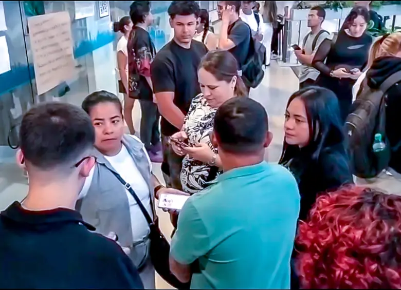 Los estudiantes se manifestaron el pasado viernes en la sede de esta academia en Bello. FOTO: TOMADA DE VIDEO