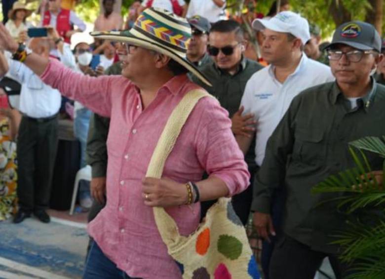 El presidente Gustavo Petro, llegando a una nueva intervención desde La Guajira. FOTO: Twitter @infopresidencia