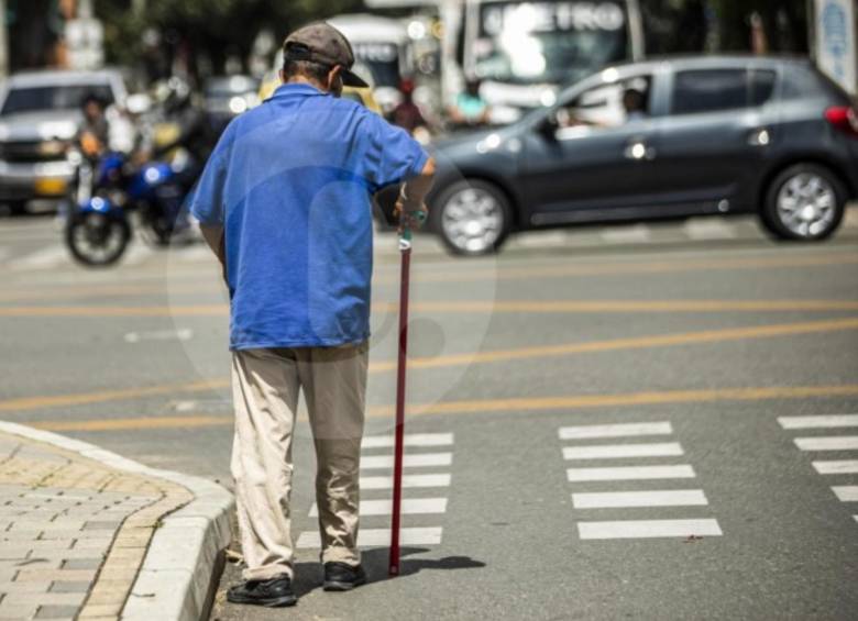 Adulto mayor en las calles de Colombia. FOTO: Carlos Velázquez