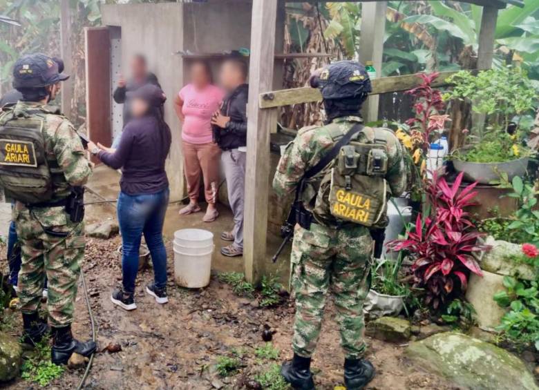 Funcionarios liberados por el Ejército. FOTO: Twitter @Ejercito_Div4