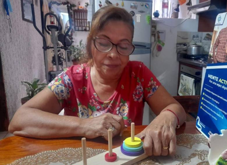 Una adulta mayor del municipio de Bello realizando ejercicios cognitivos. FOTO: Alcaldía de Bello