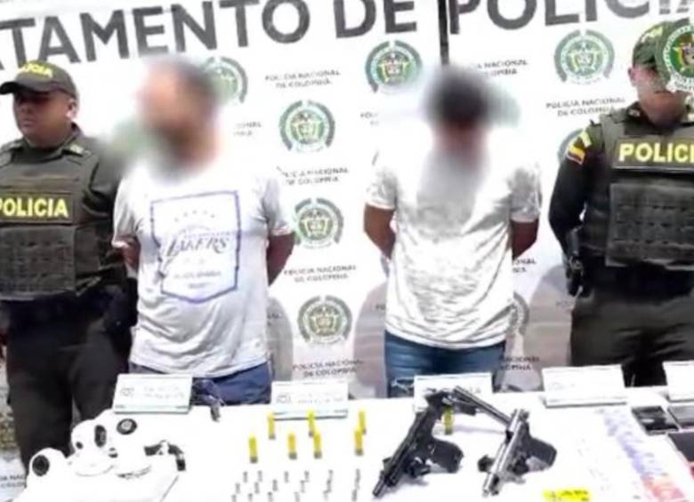 Los dos hombres capturados en Venecia, Antioquia. FOTO: Pantallazo video Policía Antioquia