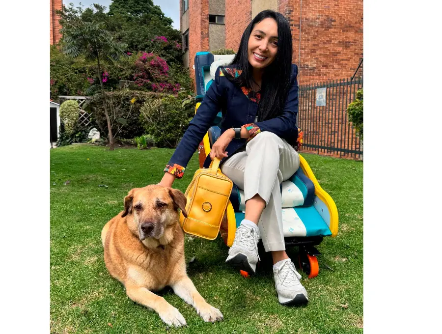 Leidy Cuestas junto a su producto, llamado GymSmile, en Bogotá. FOTO CORTESÍA NICOLÁS ZAMBRANO