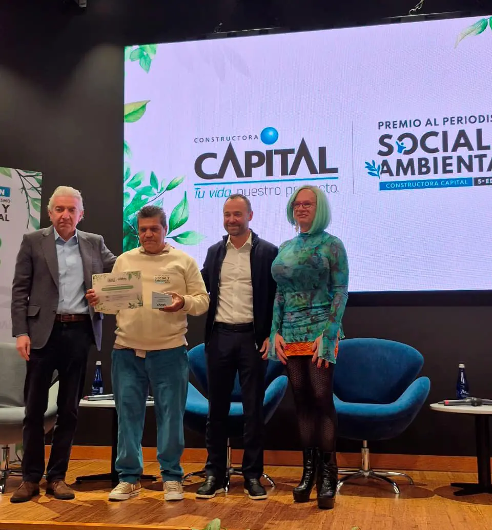 Este es el momento en el que el reportero gráfico de EL COLOMBIANO, Julio César Herrera, recibió el reconocimiento por parte de la constructora Capital. FOTO: CORTESÍA