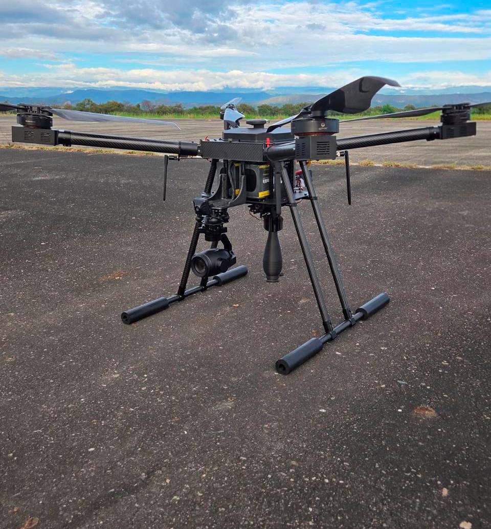 Este es el Dron de Reconocimiento y Ataque Guiado para Operaciones Militares (DRAGOM), fabricado en Colombia. FOTO: CORTESÍA DE MINDEFENSA.