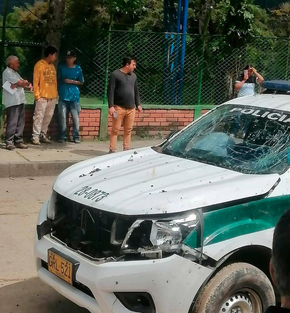 Así quedó la patrulla policial, tras el ataque con explosivos en Rosas, Cauca. FOTO: CORTESÍA.