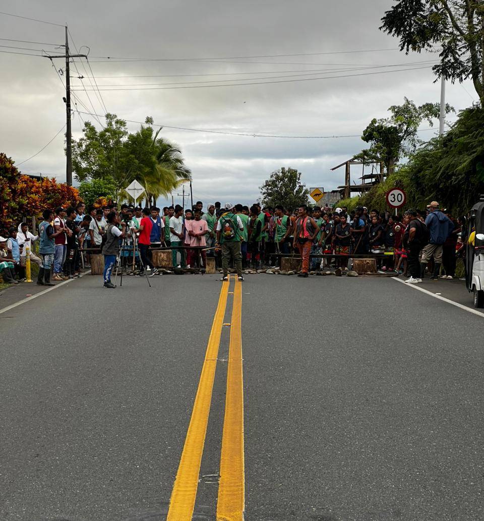 Vía bloqueada por la minga indígena entre Dabeiba y Mutatá, Antioquia. FOTO: AUTOPISTAS DE URABÁ
