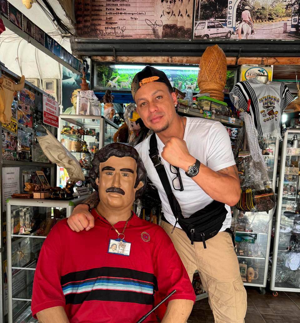 Francis Michael de Haseth, posando con un muñeco de Pablo Escobar en un establecimiento comercial de Antioquia. FOTO: Cortesía