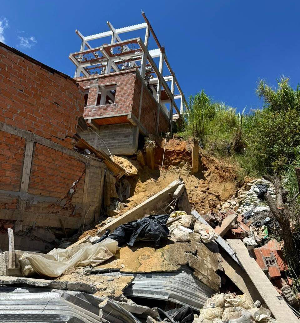 Aspecto de las viviendas que sufrieron daños este lunes en la vereda La Loma de Medellín. FOTO: Cortesía Dagrd