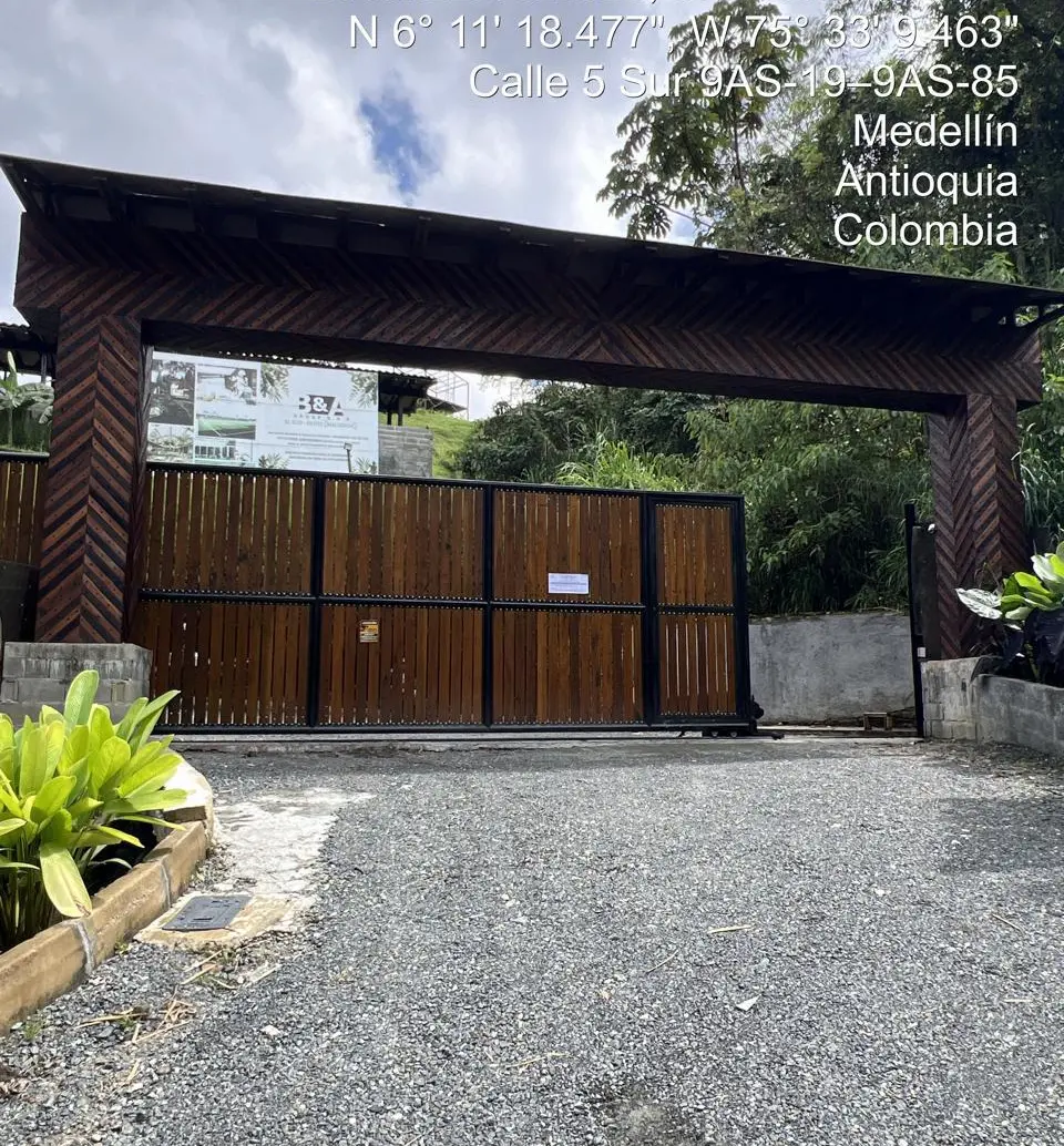 Obras suspendidas en el lote Las Brisas, del exgobernador Luis Pérez. FOTO: CORTESÍA