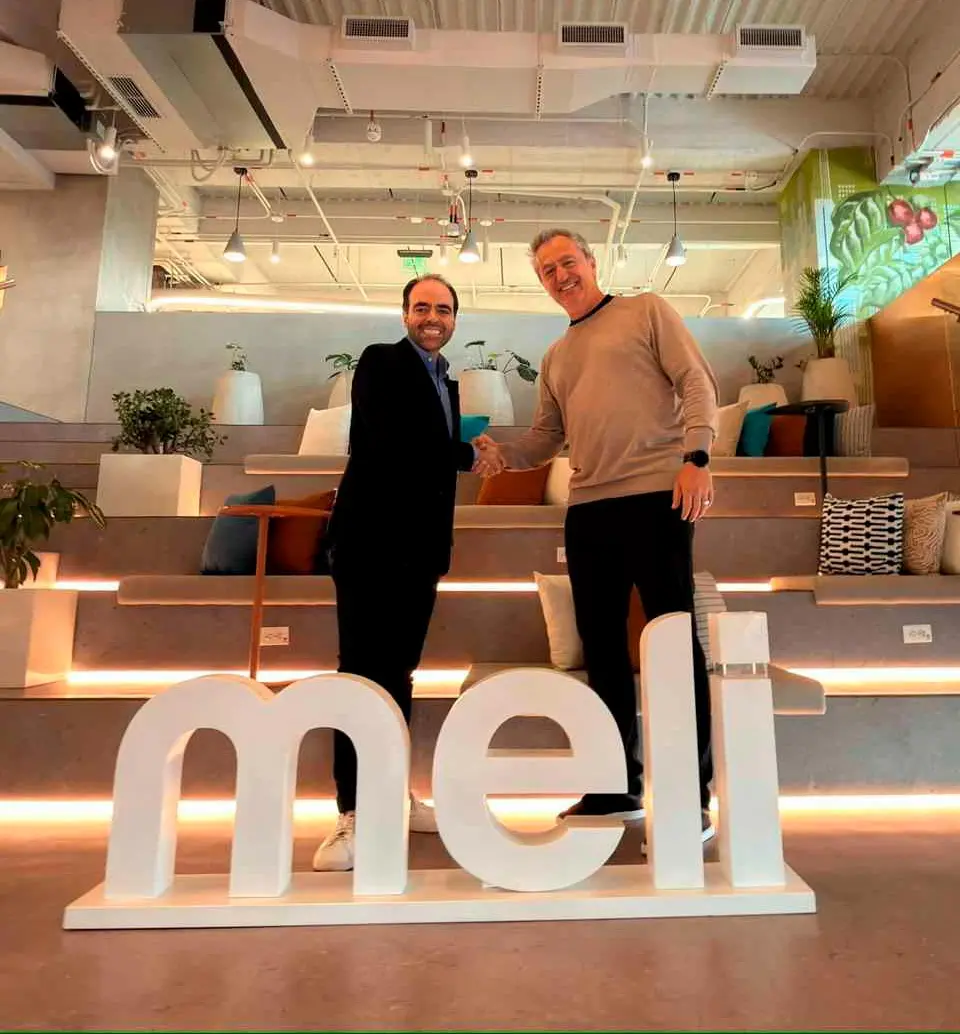 Doménico Barbato, de Mercado Libre, y Renato Banhara, de Unilever, destacaron la alianza para impulsar el consumo masivo en el canal digital. FOTO: CORTESÍA