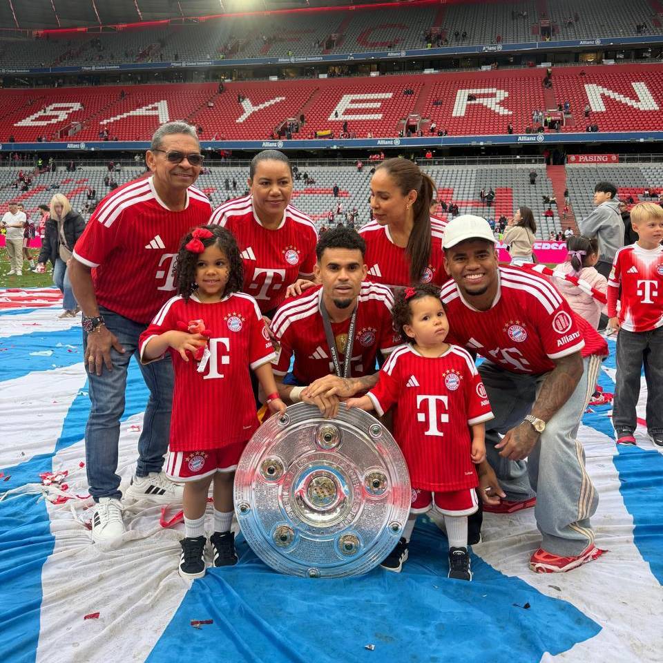 Para Luis Díaz la familia es algo muy importante. En las fotos está con Mane y doña Cilenis. Foto Cortesía 