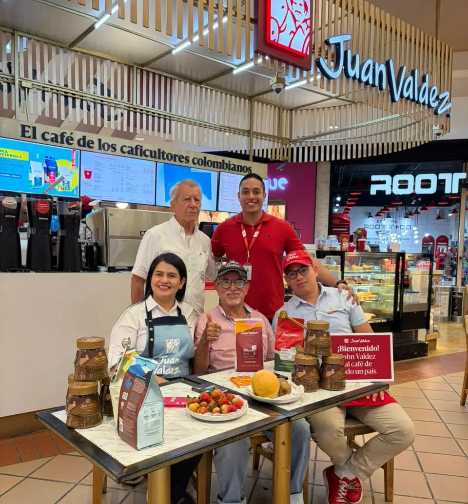 Don Ángel Miguel Balaguera, conocido como “John Valdez”, se volvió viral con su puesto de café móvil y terminó siendo el protagonista de la campaña #BuscandoAJohnValdez de @JuanValdezCafe, que lo encontró, le rindió un homenaje y le regaló una <i>scooter </i>eléctrica. FOTO: Juan Valdez.