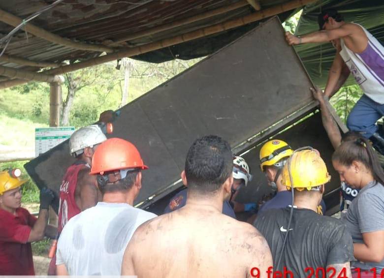 Momento en el que los bomberos atienden la emergencia. FOTO: Imagen tomada de Facebook