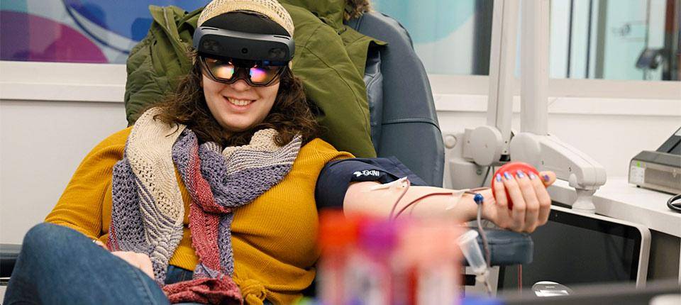 Tecnología de realidad mixta se prueba para reducir el estrés durante la donación de sangre y aumentar la recurrencia de donantes, tras pilotos en Barcelona. FOTO cortesía Abbott