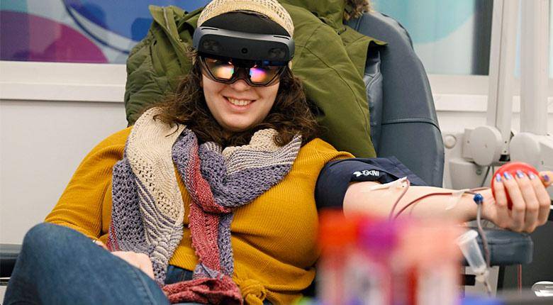 Tecnología de realidad mixta se prueba para reducir el estrés durante la donación de sangre y aumentar la recurrencia de donantes, tras pilotos en Barcelona. FOTO cortesía Abbott