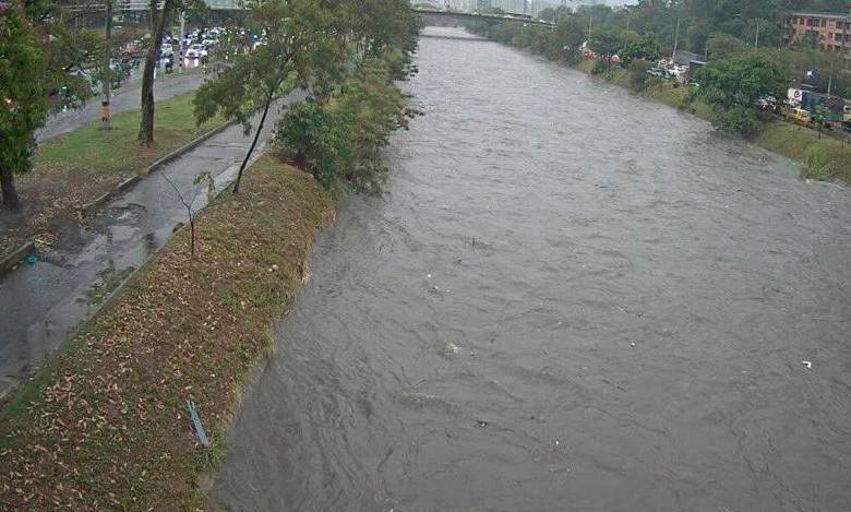 Así quedó el río Medellín en la 33 tras varias horas de lluvias en Medellín. FOTO: CORTESÍA
