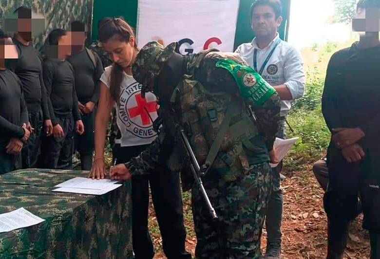 La entrega de estas cinco personas se hizo ante la presencia de entidades locales y organismos internacionales en un acto en Tarazá. FOTO: CORTESÍA