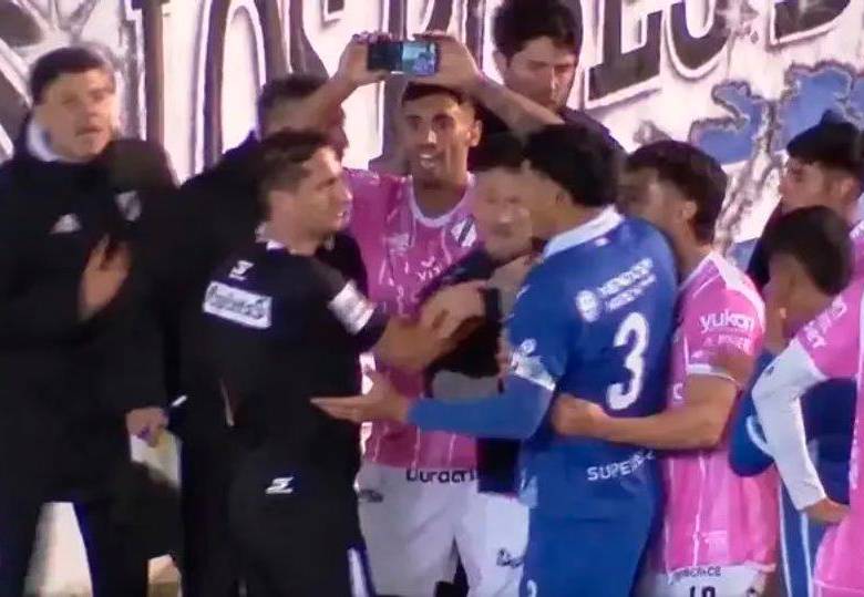 Un futbolista de All Boys le mostraba al árbitro Nicolás Lamolina buscando que cambiara su decisión sobre el penalti que les había pitado en contra. Foto: captura de pantalla
