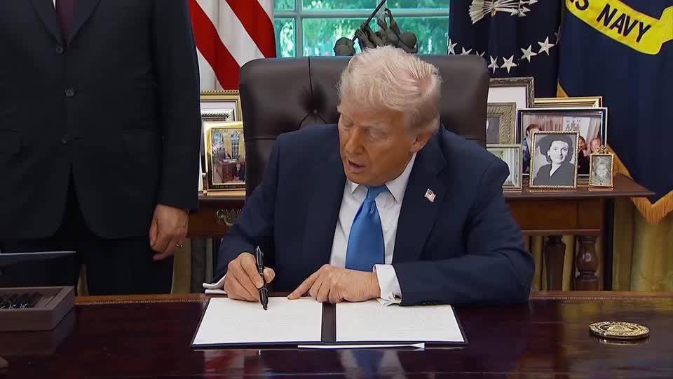 El presidente de Estados Unidos, Donald Trump, firmó una nueva orden para visas de trabajadores extranjeros. FOTO: Tomada de video.