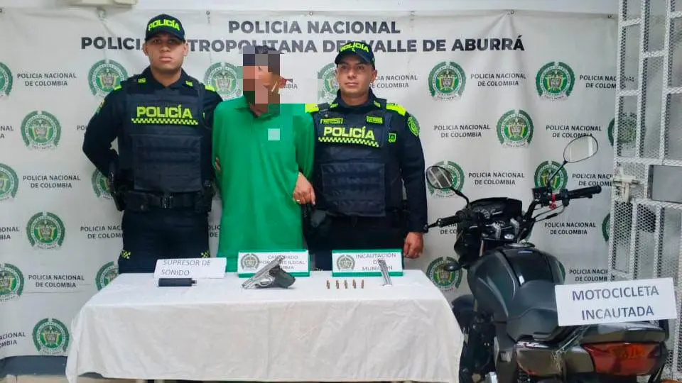 El hombre portaba un uniforme de una importante empresa de entrega de encomiendas. FOTO POLICÍA