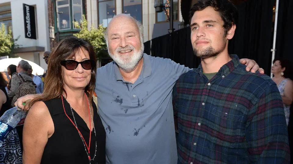 Nuevos hallazgos refuerzan la hipótesis de que el hijo de Rob Reiner es el principal sospechoso del crimen. De izquierda a derecha; Michele Singer Reiner, Rob Reiner y Nick Reiner durante un evento. FOTO: AFP.