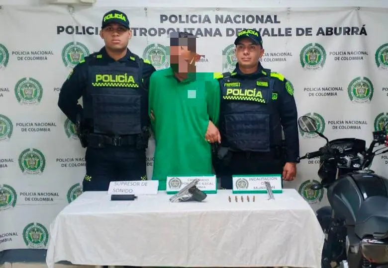 El hombre portaba un uniforme de una importante empresa de entrega de encomiendas. FOTO POLICÍA