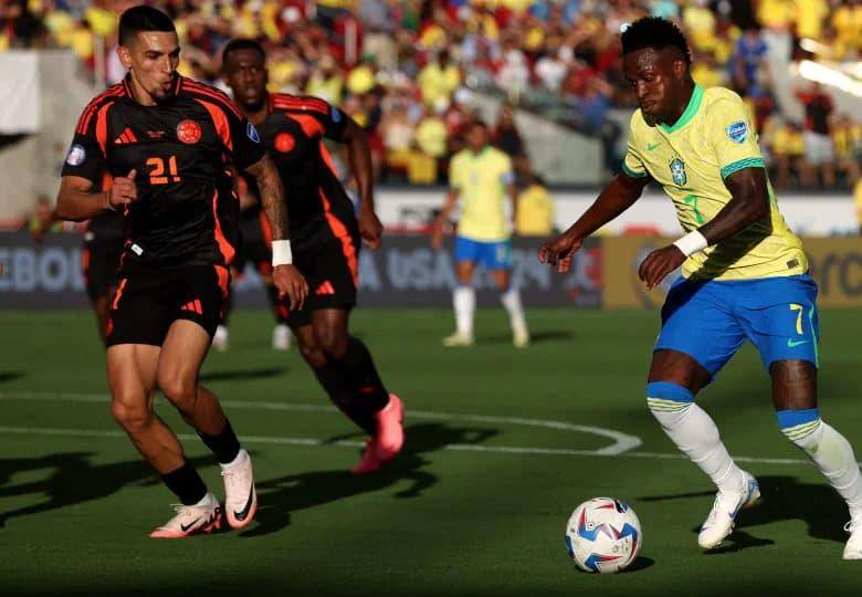 Daniel Muñoz y Vinicius Jr. durante el partido de Colombia vs. Brasil de la Copa América 2024 en el que quedaron empatados. Foto: AFP