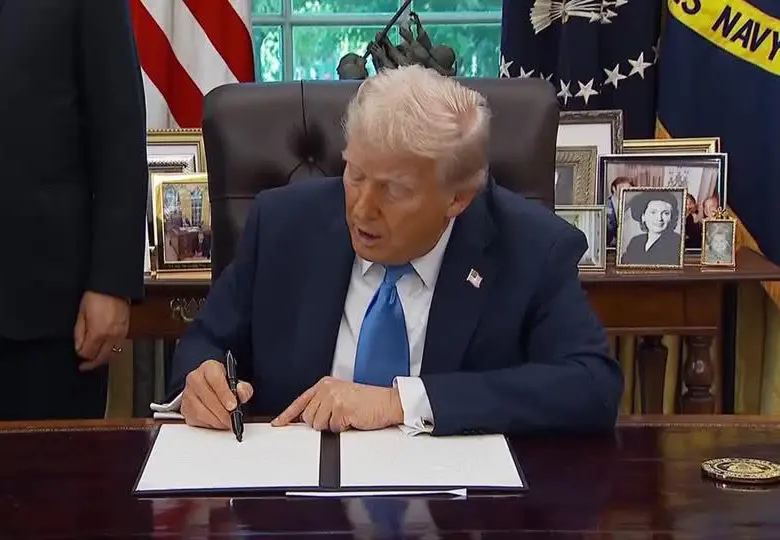 El presidente de Estados Unidos, Donald Trump, firmó una nueva orden para visas de trabajadores extranjeros. FOTO: Tomada de video.