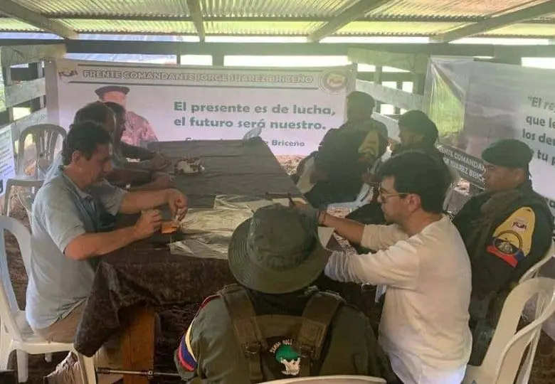 4 de septiembre de 2022: primera reunión exploratoria de paz de alias Calarcá (en la foto con brazalete). Junto a él alias Erika (su pareja), “Alonso 45” en representación de la gente de Putumayo y “Hermes Boyaco” (también retenido en los carros de UNP en julio de 202 en Antioquia). Junto a ellos el entonces comisionado de Paz, Danilo Rueda. Foto: cortesía para El Colombiano