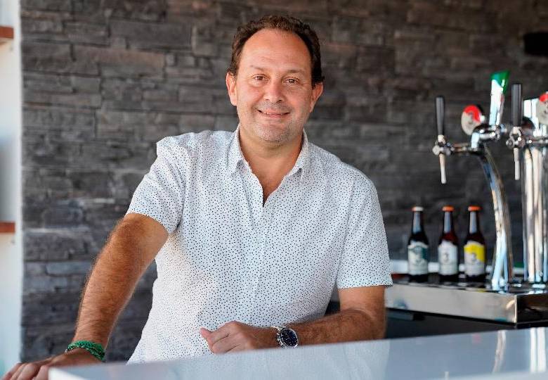 Juanchi Vélez, gerente y fundador de 3 Cordilleras, lidera la nueva etapa de la cervecería artesanal, que celebra 18 años con dos cervezas de temporada y un nuevo espacio en Medellín. FOTO cortesía 3 Cordilleras