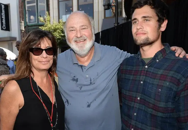 Nuevos hallazgos refuerzan la hipótesis de que el hijo de Rob Reiner es el principal sospechoso del crimen. De izquierda a derecha; Michele Singer Reiner, Rob Reiner y Nick Reiner durante un evento. FOTO: AFP.